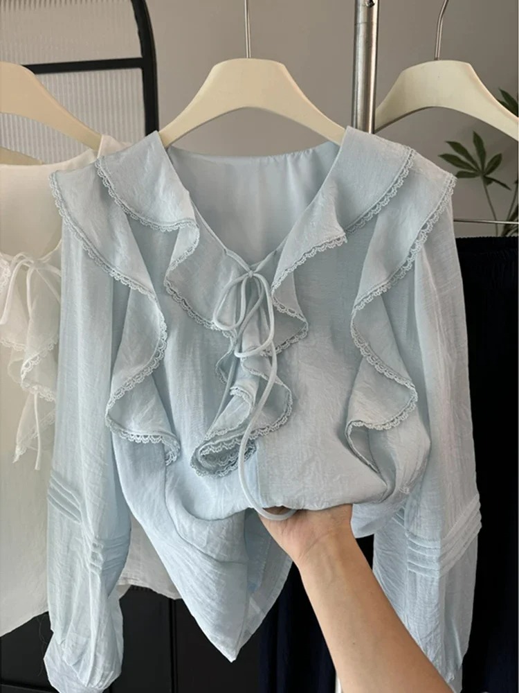 Embroidery - Francuska bluzka z dekoltem w serek,